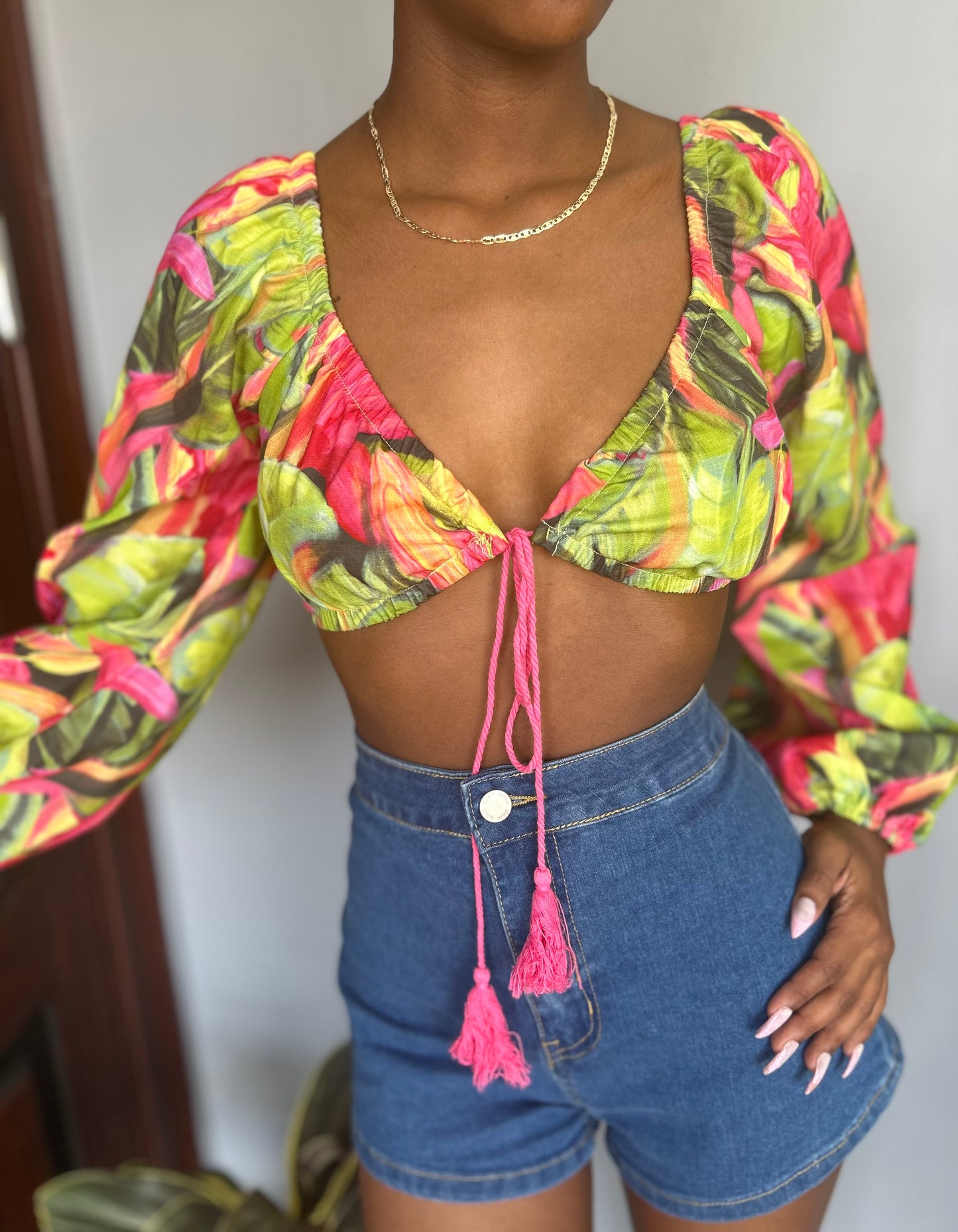Top corto con mangas de linterna tropical