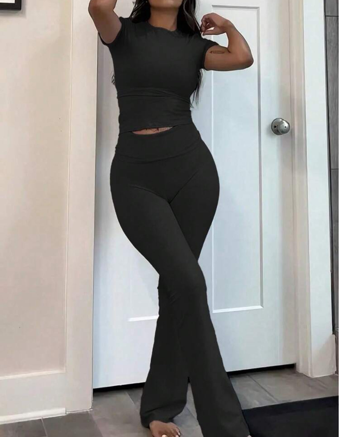 Conjunto de dos piezas de top de manga corta y pantalón acampanado