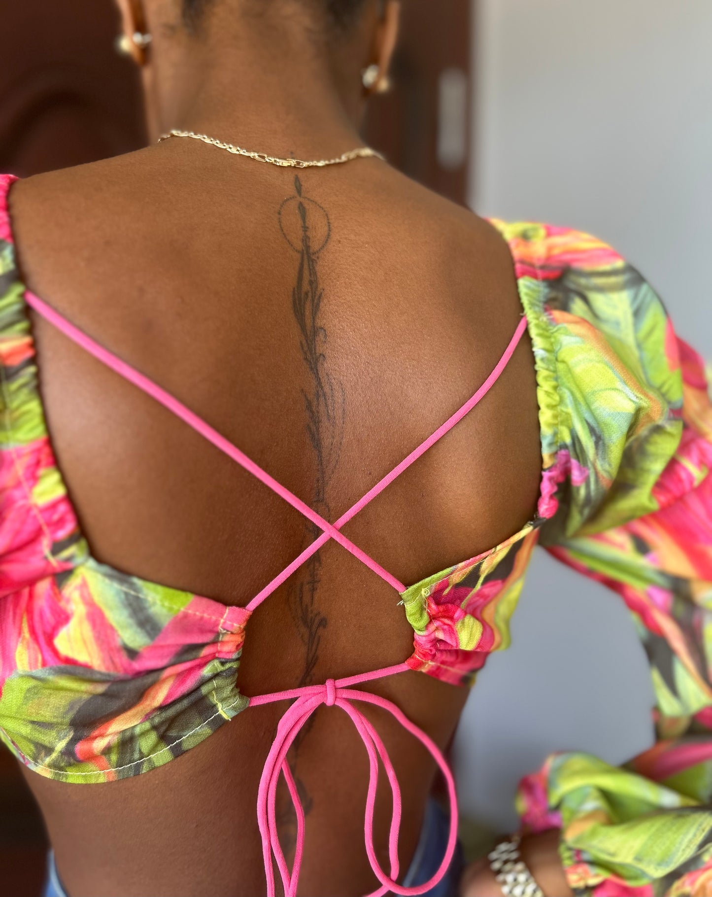 Top corto con mangas de linterna tropical