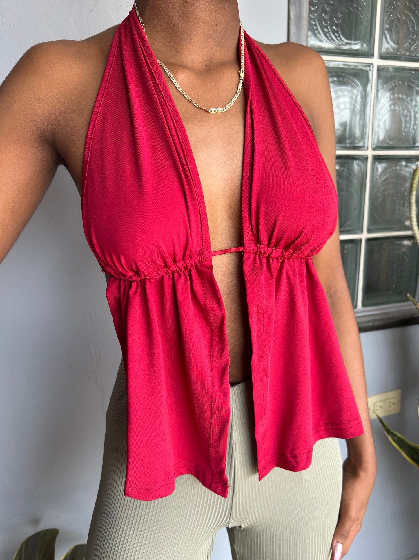 Top halter con abertura delantera