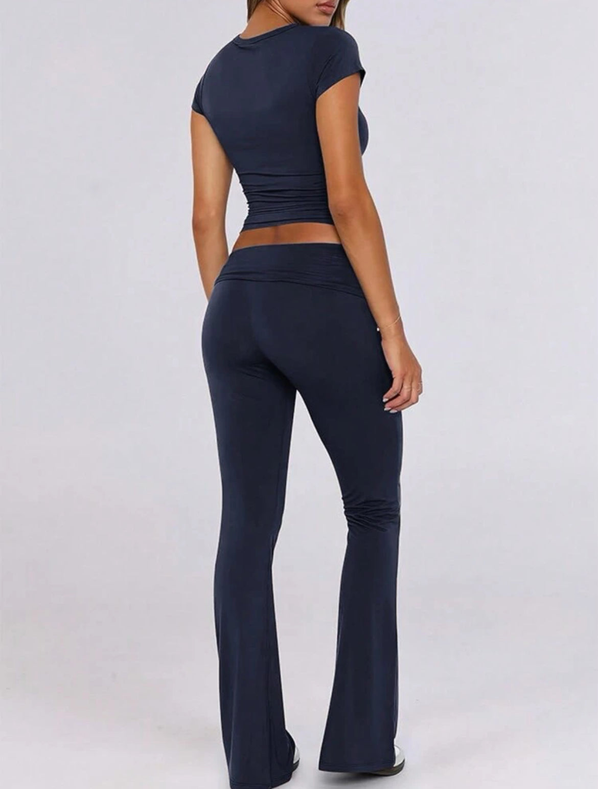 Conjunto de dos piezas de top de manga corta y pantalón acampanado
