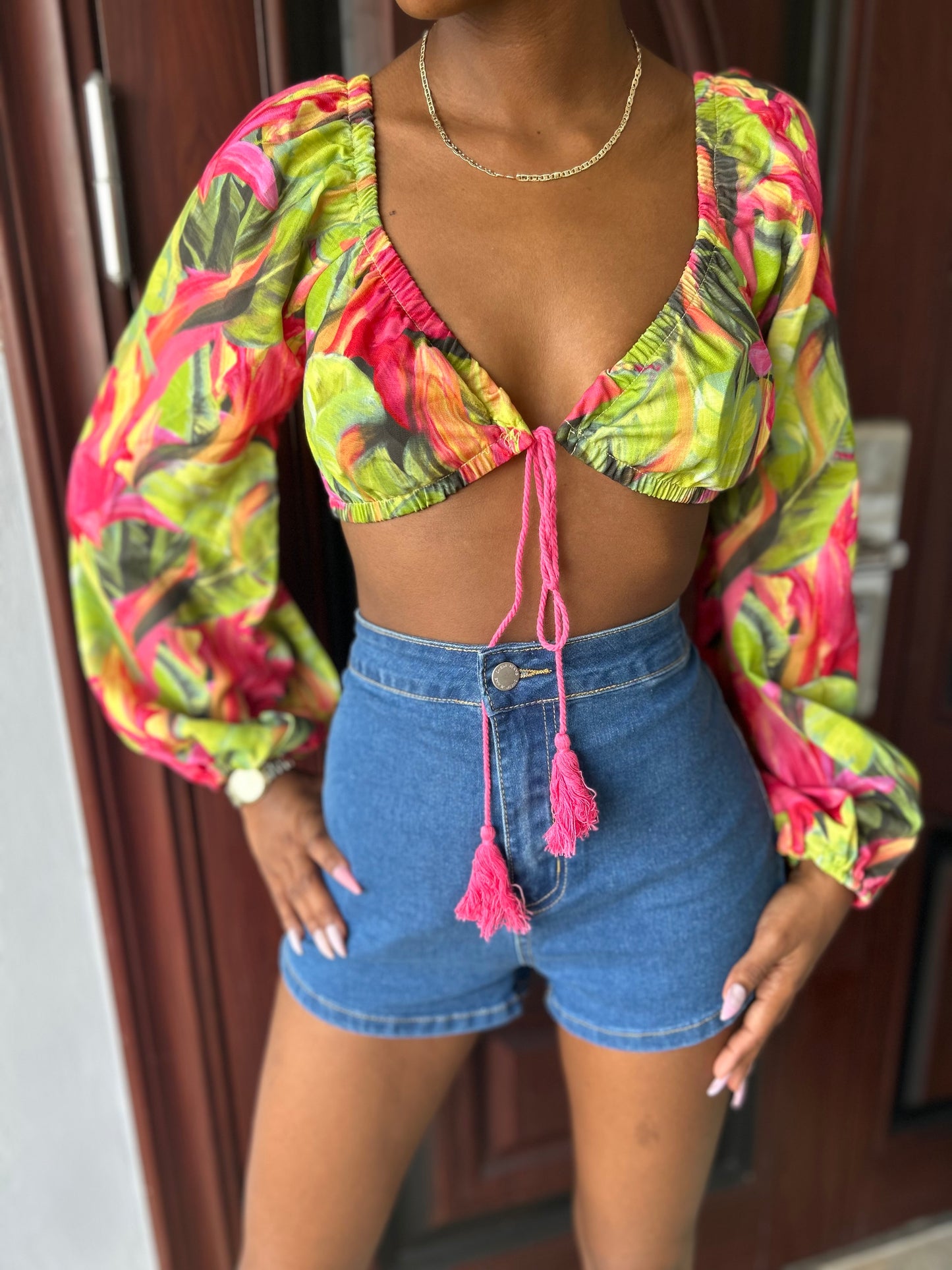 Top corto con mangas de linterna tropical